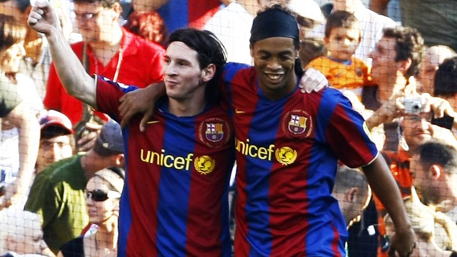 Ronaldinho Gaúcho e Messi durante jogo no Bracelona em 2007