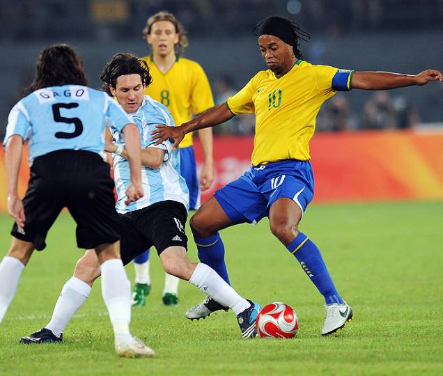 Messi e Ronaldinho durante partida pelos Jogos de Pequim, em 2008 Messi e Ronaldinho durante partida pelos Jogos de Pequim, em 2008