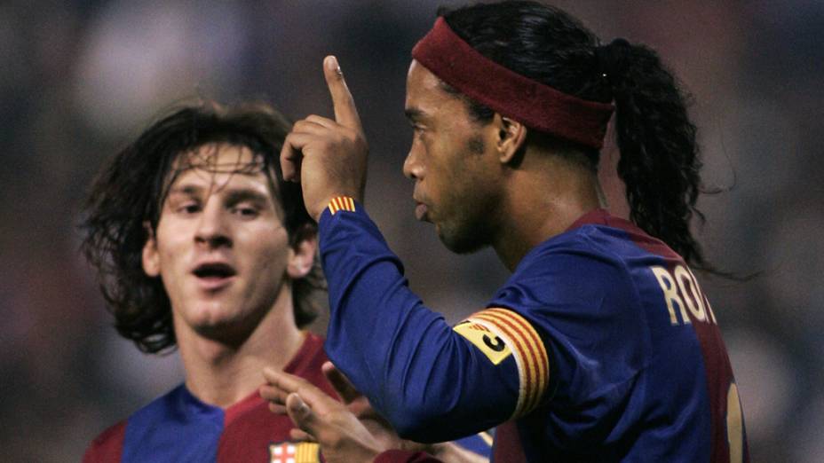 Ronaldinho Gaúcho e Messi durante jogo no Bracelona em 2006