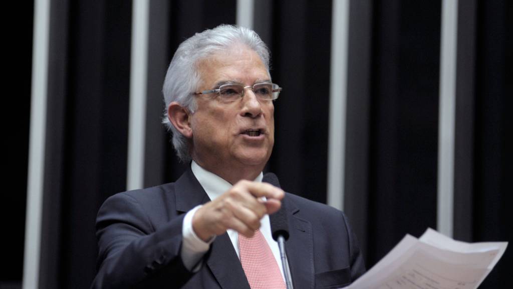 Ex-deputado cobra Senado por demora para votar projeto dos supersalários