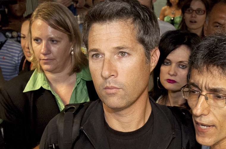 O pai do garoto Sean Goldman, David Goldman, chegou ao Brasil nesta quinta-feira, em vão, para levar o filho de volta aos Estados Unidos. Na quarta, o Tribunal Regional Federal da 2ª Região decidiu que a tutela do menino ficaria com o pai biológico, mas o STF reverteu a decisão.