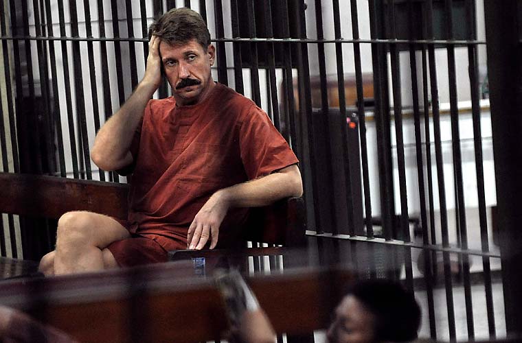 Também na terça, o russo Viktor Bout, o maior traficante de armas do mundo, foi visto em sua cela, na prisão de Bancoc.