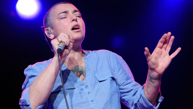 sinead-original.jpeg A cantora Sinead O'Connor em recente aparição na Irlanda e no auge da carreira, nos anos 80