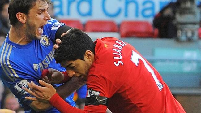 Luis Suárez, do Liverpool, morde Ivanovic, do Chelsea: a segunda dentada da carreira