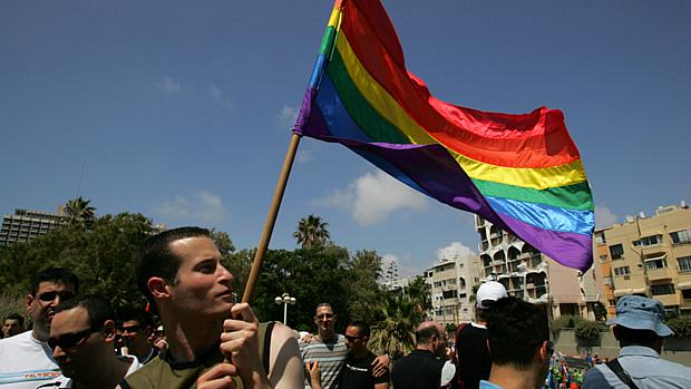 Homem sacode bandeira do orgulho homossexual em parada gay de Tel Aviv, em Israel