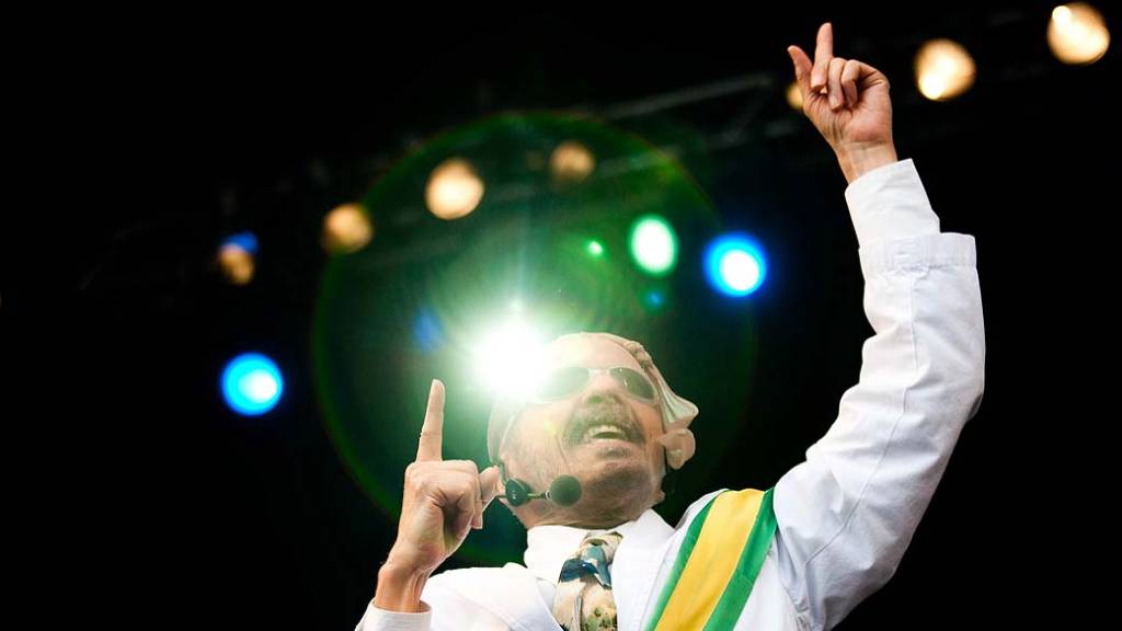 Tom Zé evita política: ‘Vigiada por desbocados de todas as tendências’