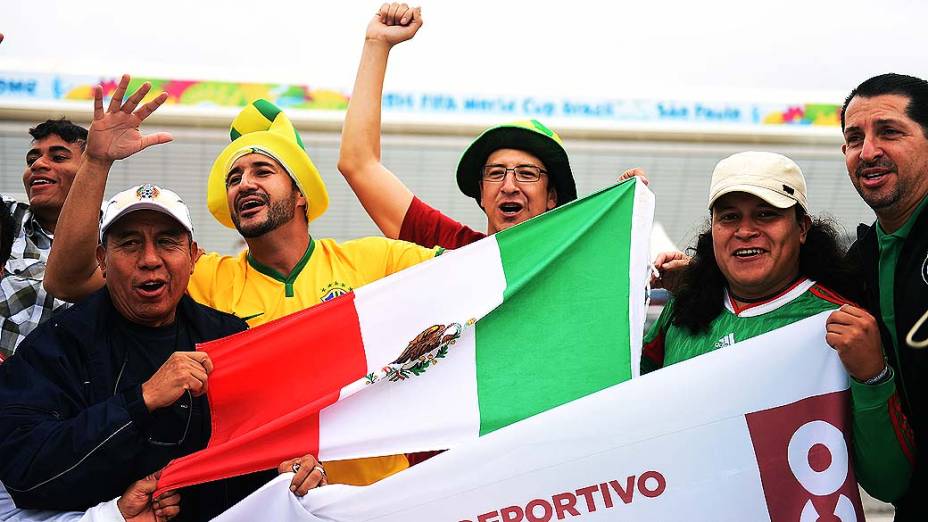 Torcedores acompanham o treino da seleção brasileira no Itaquerão, em São Paulo