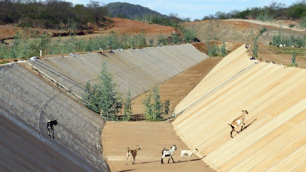 Obras de transposição do rio São Francisco no eixo leste entre os município de Betânia e Custódia no estado de Pernambuco