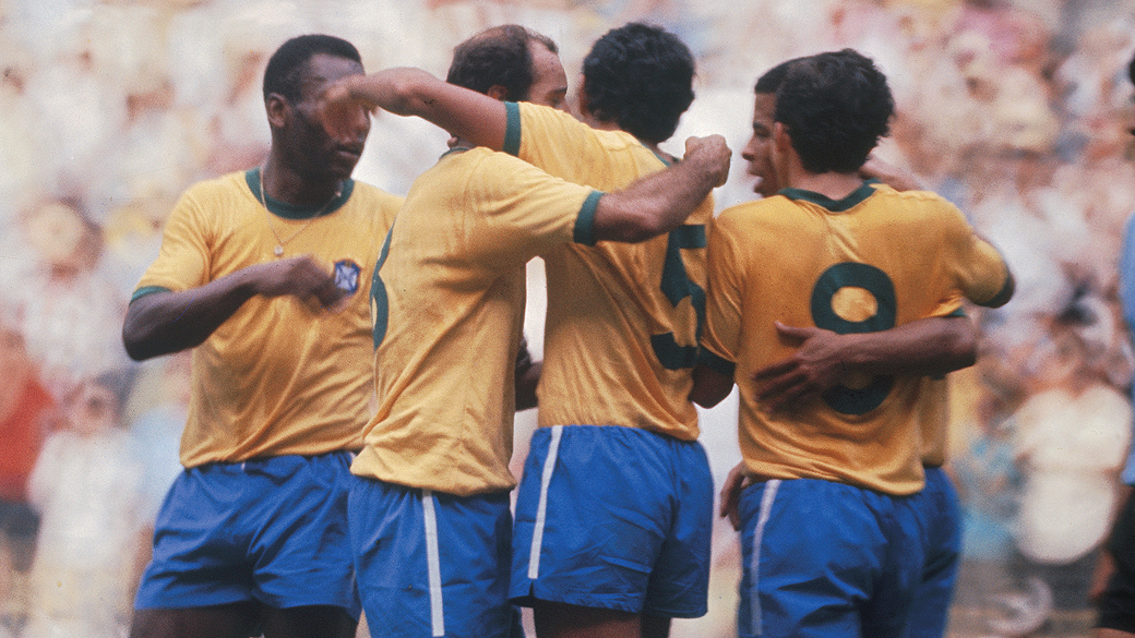 Jogadores da seleção brasileira comemoram gol contra o Uruguai, no Estádio Jalisco, durante a Copa do Mundo do México-1970