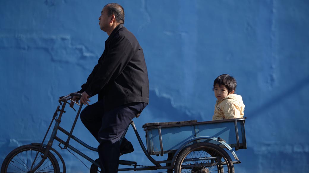 China oferece incentivo de R$ 2.800 por criança para reverter declínio populacional