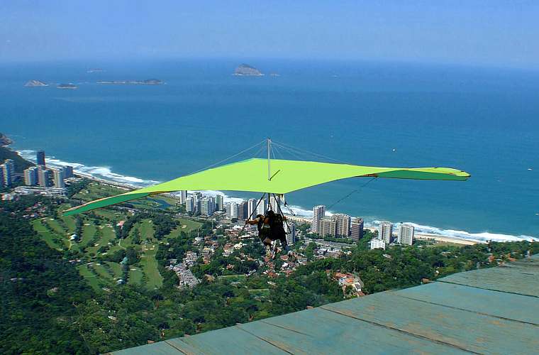 Voo livre: é praticado com asa delta ou parapente. Na asa delta, o piloto fica deitado em um cinto. No parapente, ele voa sentado em uma cadeira acolchoada.