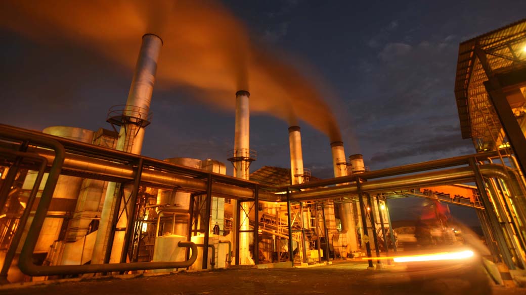 Caldeira de queima do bagaço da cana-de-açúcar para a produção de energia na Usina de Álcool Moema, em Orindiúva, São Paulo