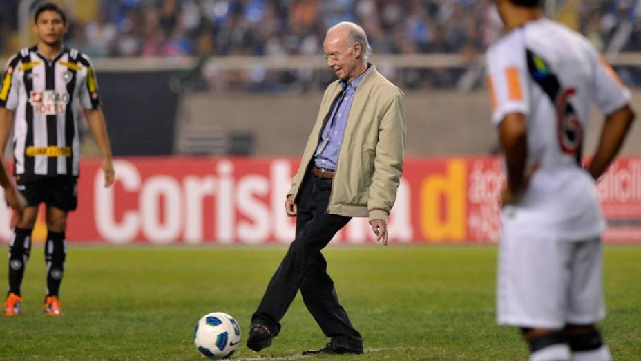 Zagallo dá pontapé inicial na partida entre Botafogo e Vasco, durante o Campeonato Brasileiro - 07/08/2011