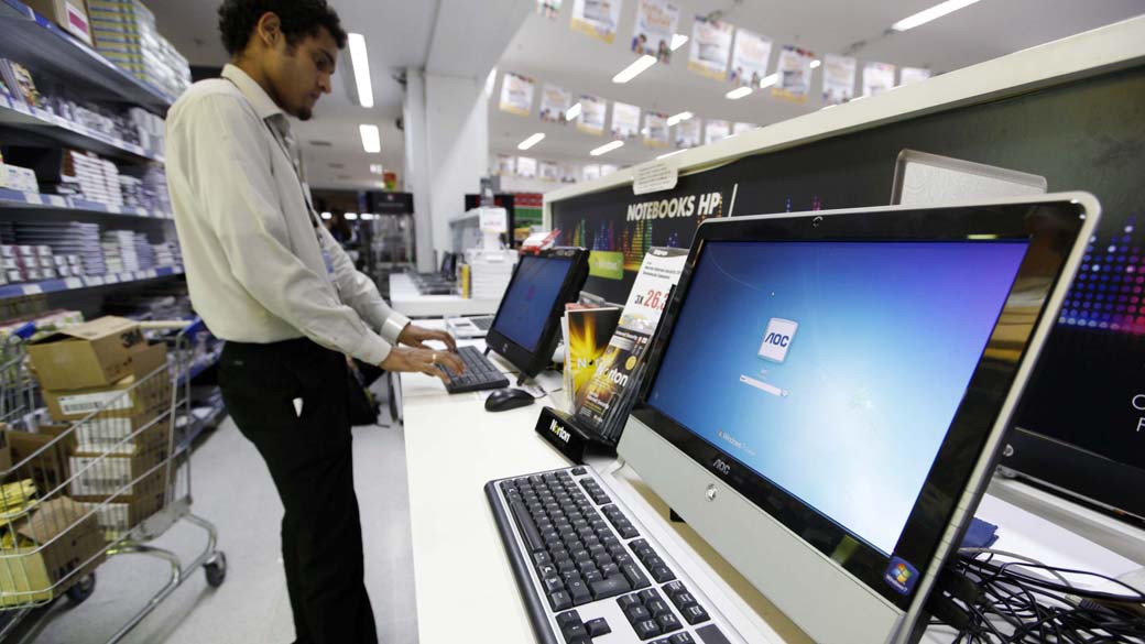 Vendedor em setor de eletroeletrônicos em supermercado no centro de São Paulo