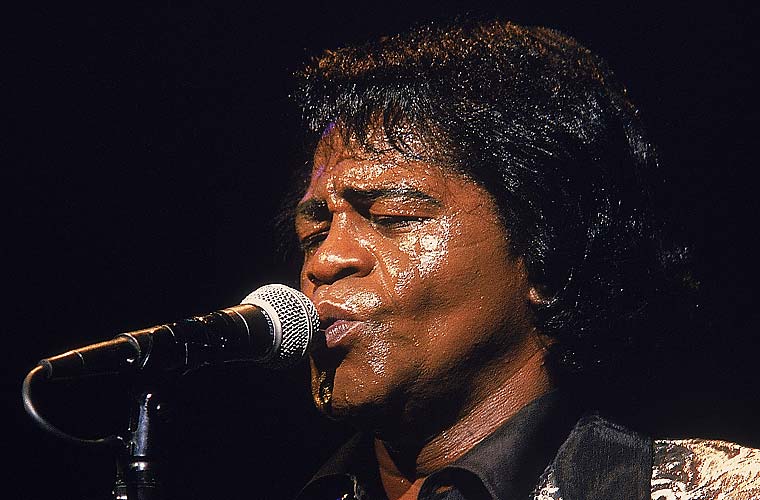 Show do dançante James Brown, em São Paulo, em 1988. Brown é um dos responsáveis por acelerar o rhythm'n'blues e misturá-lo com o rock, dando origem ao funk, nos anos 1970.