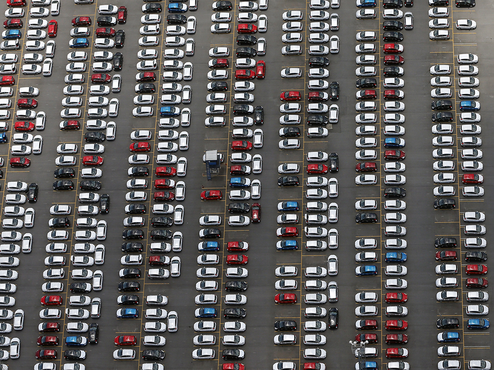 Recuperação das montadoras passa por demissões e preços mais altos