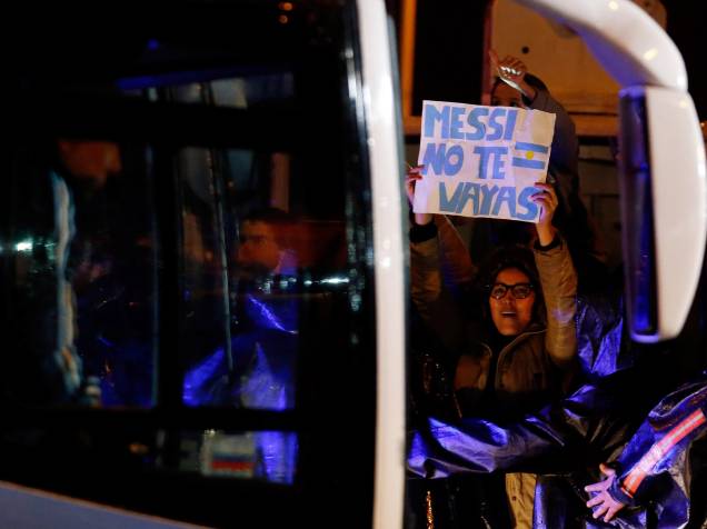 Mulher segura cartaz pedindo que Messi não deixe a seleção argentina durante chegada da equipe vice-campeã da Copa América Centenário em Buenos Aires - 27/06/2016 Mulher segura cartaz pedindo que Messi não deixe a seleção argentina durante chegada da equipe vice-campeã da Copa América Centenário em Buenos Aires - 27/06/2016