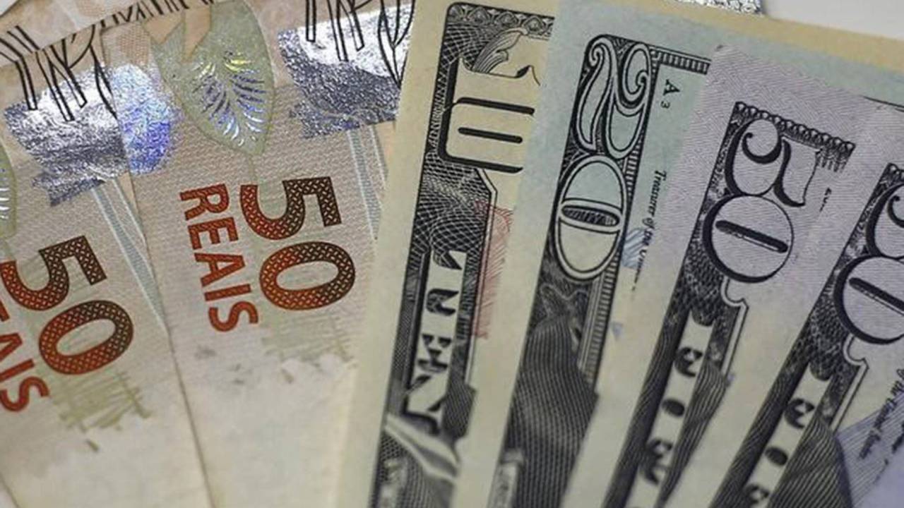 Moedas: real e dólar