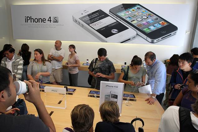 Clientes lotam uma loja da Apple em São Francisco, para comprar o iPhone 4Gs, lançado em outubro de 2011 Clientes lotam uma loja da Apple em São Francisco, para comprar o iPhone 4Gs, lançado em outubro de 2011