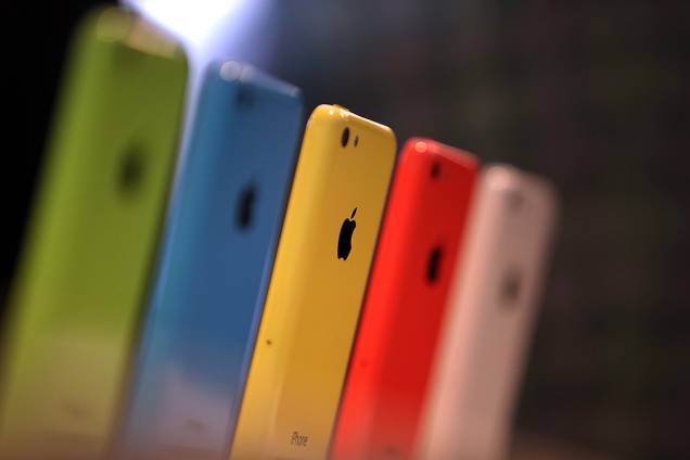 iPhones 5C, lançados em 2013, são exibidos em uma loja da Apple em Cupertino, Califórnia iPhones 5C, lançados em 2013, são exibidos em uma loja da Apple em Cupertino, Califórnia