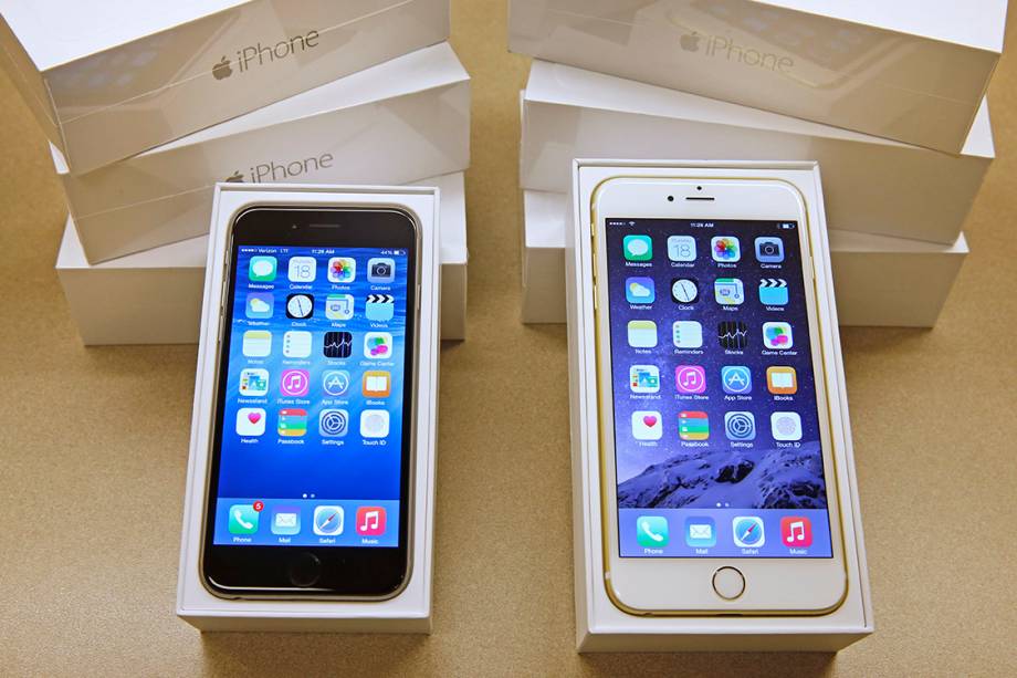 Um iPhone 6 e um iPhone 6 Plus lançados em 2014 Um iPhone 6 e um iPhone 6 Plus lançados em 2014