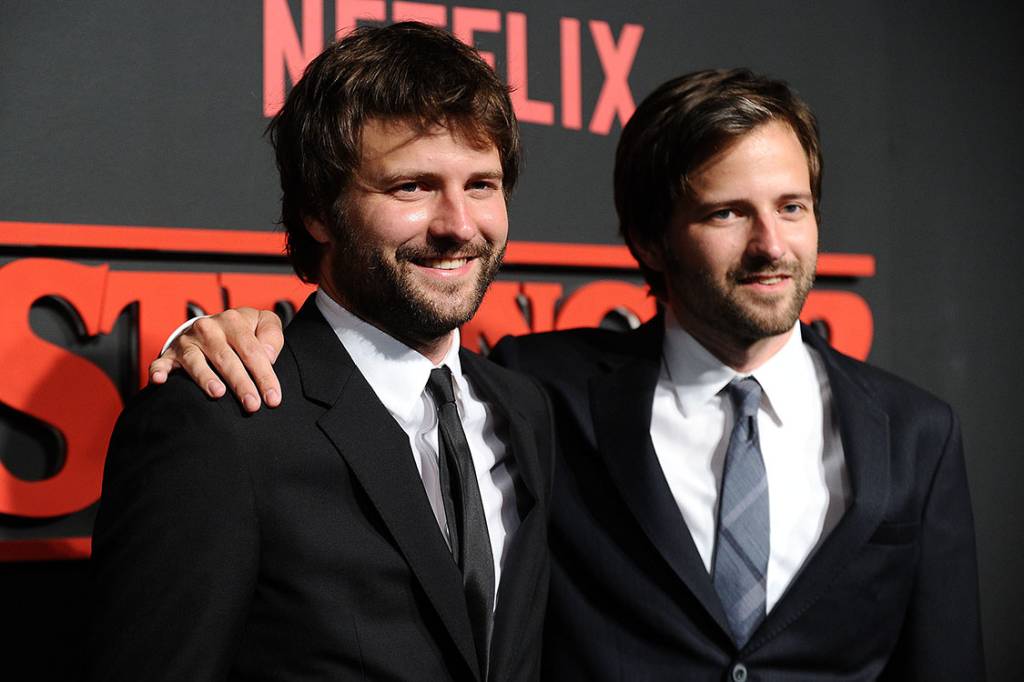Irmãos Duffer comparecem à estreia da série do Netflix “Stranger Things” Criadores e produtores executivos, os irmãos Matt e Ross Duffer, comparecem à estreia da série Stranger Things