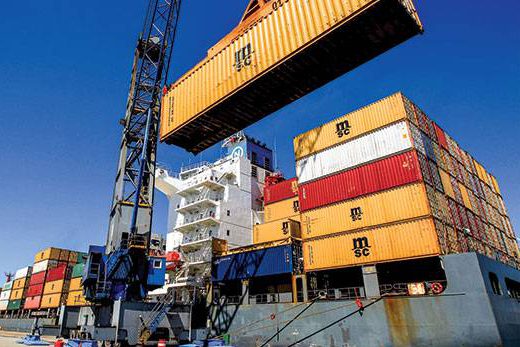 Superávit comercial cai 17% no ano sob efeito do tarifaço de Trump