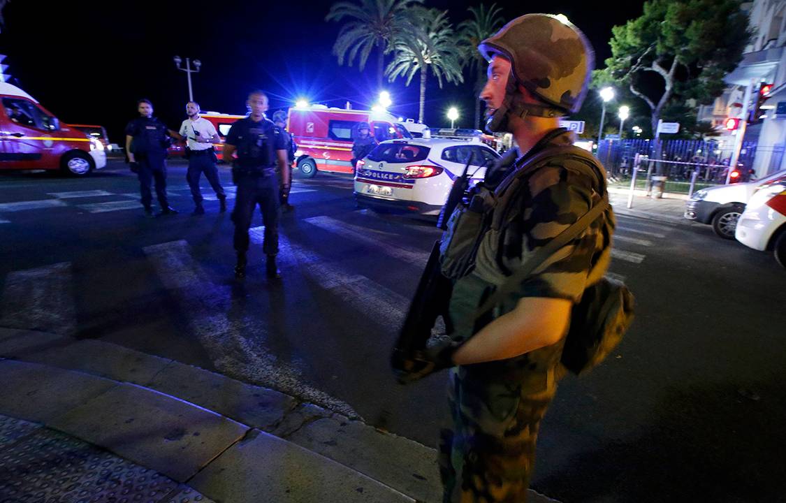 Soldado francês realiza patrulha, na área onde dezenas de pessoas foram atropeladas por um caminhão, durante as comemorações do Dia da Queda da Bastilha, em Nice - 14/07/2016