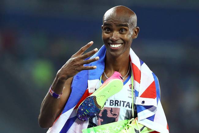 Mo Farah comemora após conquistar a medalha de ouro nos 5000m, nas Olimpíadas Rio 2016