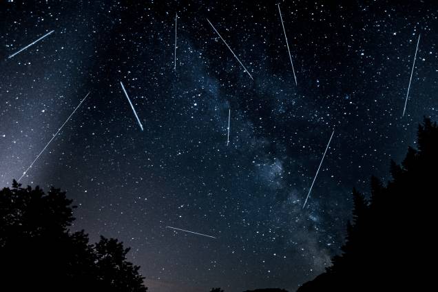 <p style="text-align:justify;">Algumas boas chuvas de meteoros estão previstas para 2018. A primeira, conhecida como Liridas, deve ocorrer entre 16 e 25 de abril, com auge previsto para o dia 22. Ainda assim, os destaques são as Perseidas, que devem acontecer entre 17 de julho e 24 de agosto, e as Geminidas, que vão de 4 a 17 de dezembro. Na primeira, espera-se uma taxa de até 150 meteoros observados por hora, considerando que o radiante (local aparente de origem dos meteoros) encontra-se exatamente no ponto mais alto do céu. Já na segunda, essa taxa é de 120 meteoros.</p><p style="text-align:justify;">Outras chuvas de meteoros esperadas são as Eta Aquaridas (de 19 de abril a 28 de maio), Delta Aquaridas (de 12 de julho a 23 de agosto), Oronidas (de 2 de outubro a 7 de novembro) e Leonidas (de 6 a 30 de novembro).</p><p style="text-align:justify;">Para fazer uma boa observação desses fenômenos, é aconselhável procurar sempre um horizonte livre de obstáculos, como prédios e construções. “Para quem mora em grandes centros urbanos, as luzes podem atrapalhar. A dica é procurar um lugar afastado, com o céu mais escuro possível, para conseguir ver bem os meteoros”, diz o astrônomo Daniel Mello, do Observatório do Valongo. Também não é necessário usar binóculos, telescópios ou outros instrumentos. “O melhor jeito de observar é a olho nu. Os meteoros não aparecem em um lugar só do céu, então é bom ter um campo de visão amplo.”</p> <p style="text-align:justify;">Algumas boas chuvas de meteoros estão previstas para 2018. A primeira, conhecida como Liridas, deve ocorrer entre 16 e 25 de abril, com auge previsto para o dia 22. Ainda assim, os destaques são as Perseidas, que devem acontecer entre 17 de julho e 24 de agosto, e as Geminidas, que vão de 4 a 17 de dezembro. Na primeira, espera-se uma taxa de até 150 meteoros observados por hora, considerando que o radiante (local aparente de origem dos meteoros) encontra-se exatamente no ponto mais alto do céu. Já na segunda, essa taxa é de 120 meteoros.</p><p style="text-align:justify;">Outras chuvas de meteoros esperadas são as Eta Aquaridas (de 19 de abril a 28 de maio), Delta Aquaridas (de 12 de julho a 23 de agosto), Oronidas (de 2 de outubro a 7 de novembro) e Leonidas (de 6 a 30 de novembro).</p><p style="text-align:justify;">Para fazer uma boa observação desses fenômenos, é aconselhável procurar sempre um horizonte livre de obstáculos, como prédios e construções. “Para quem mora em grandes centros urbanos, as luzes podem atrapalhar. A dica é procurar um lugar afastado, com o céu mais escuro possível, para conseguir ver bem os meteoros”, diz o astrônomo Daniel Mello, do Observatório do Valongo. Também não é necessário usar binóculos, telescópios ou outros instrumentos. “O melhor jeito de observar é a olho nu. Os meteoros não aparecem em um lugar só do céu, então é bom ter um campo de visão amplo.”</p>