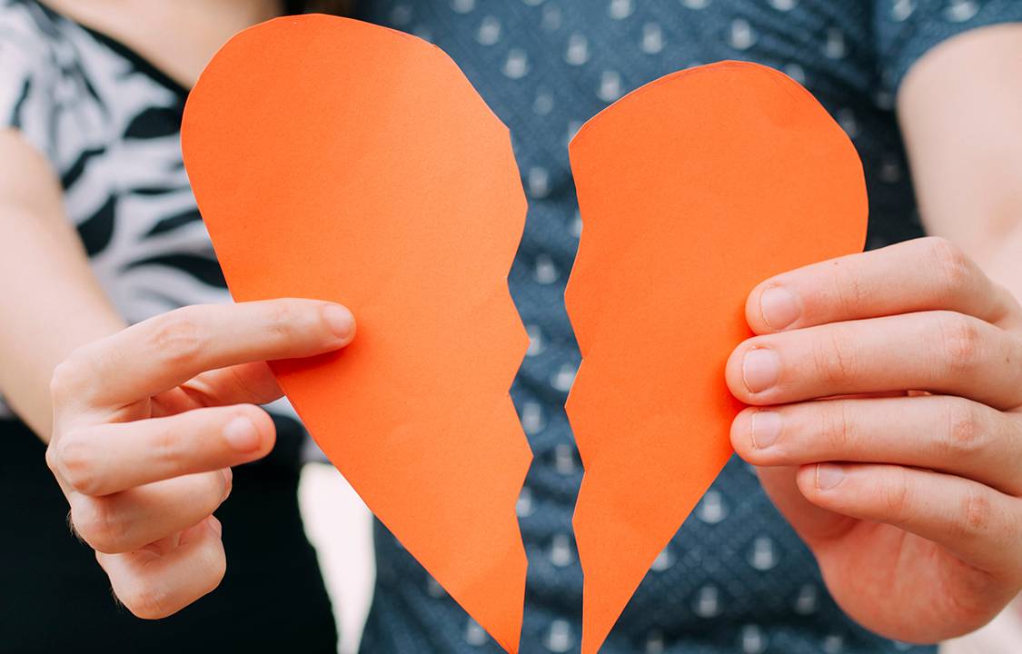 Casal segurando coração partido
