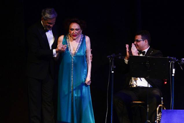 A atriz e cantora Bibi Ferreira se apresenta na Vila Olímpia, em São Paulo (SP) - 12/08/2016 A atriz e cantora Bibi Ferreira se apresenta na Vila Olímpia, em São Paulo (SP) - 12/08/2016