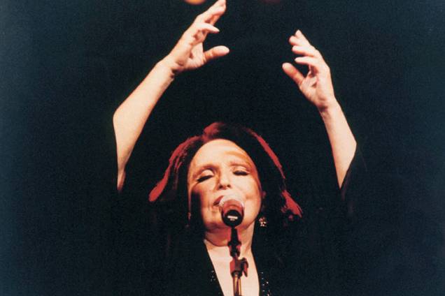 A atriz e cantora Bibi Ferreira durante show - 28/01/2004 A atriz e cantora Bibi Ferreira durante show - 28/01/2004