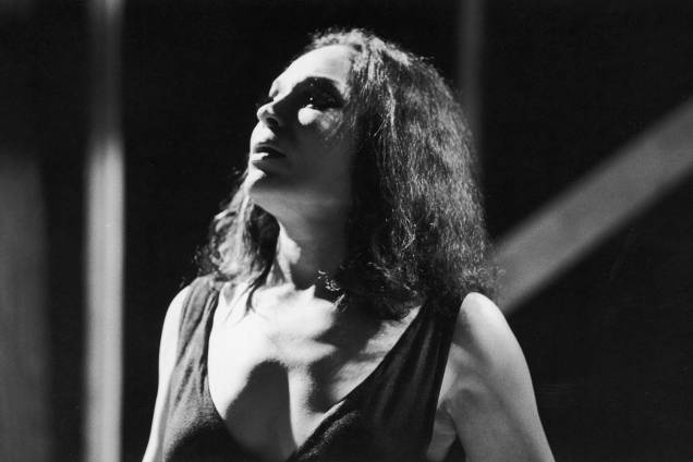 A atriz e cantora Bibi Ferreira na peça "Gota D'Água", de Chico Buarque de Hollanda e Paulo Pontes, dirigida por Gianni Ratto - 1976 A atriz e cantora Bibi Ferreira na peça "Gota D'Água", de Chico Buarque de Hollanda e Paulo Pontes, dirigida por Gianni Ratto - 1976