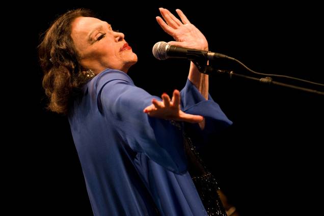 A atriz e cantora Bibi Ferreira no show "Bibi - Histórias e Canções", com direção cênica de João Falcão e regência musical de Flávio Mendes - 2013 A atriz e cantora Bibi Ferreira no show "Bibi - Histórias e Canções", com direção cênica de João Falcão e regência musical de Flávio Mendes - 2013