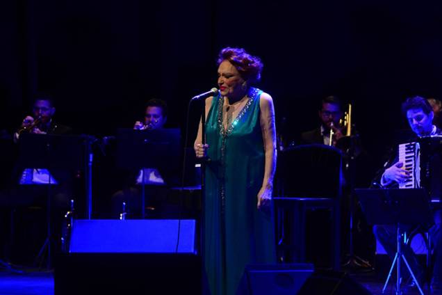 A atriz e cantora Bibi Ferreira se apresenta na Vila Olímpia, em São Paulo (SP) - 12/08/2016 A atriz e cantora Bibi Ferreira se apresenta na Vila Olímpia, em São Paulo (SP) - 12/08/2016