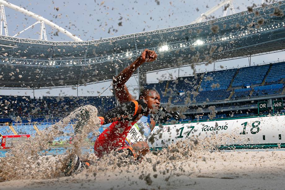 Jhon Murillo, da Colômbia, durante a final de salto triplo na Rio 2016