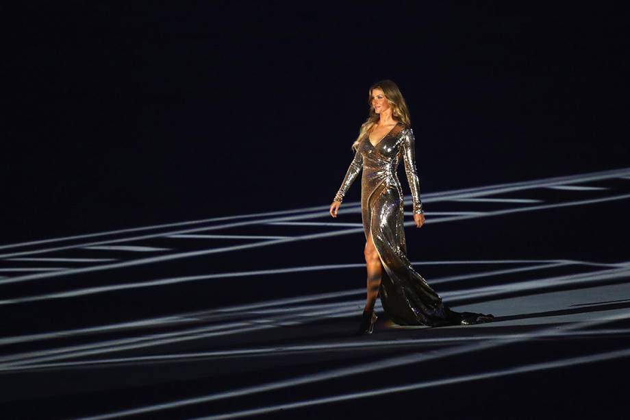 A modelo Gisele Bündchen desfila no estádio do Maracanã durante a cerimônia de abertura dos Jogos Olímpicos Rio 2016