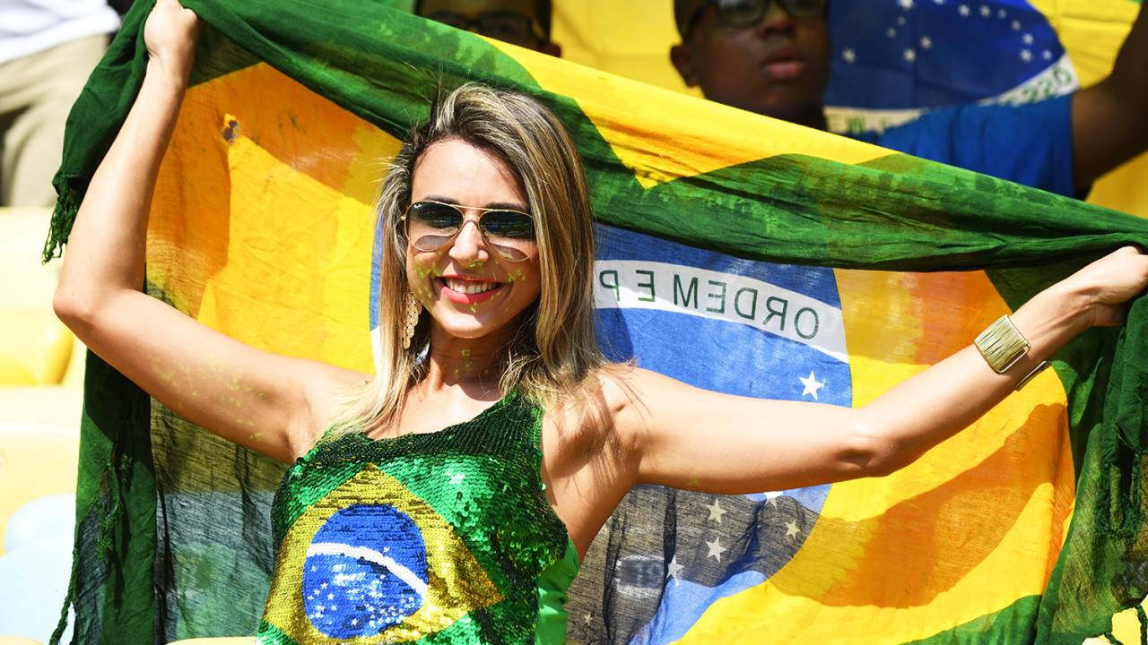 Torcedora brasileira durante partida da seleção