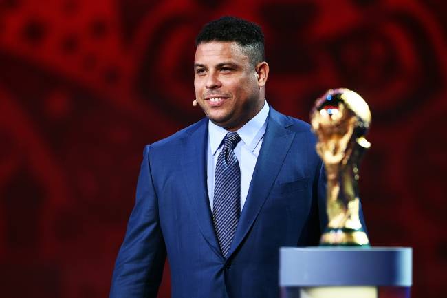 O ex-jogador de futebol Ronaldo durante sorteio preliminar para a Copa do Mundo da Rússia em 2018, realizado no Palácio de Constantino, na cidade de São Petersburgo - 25/07/2015