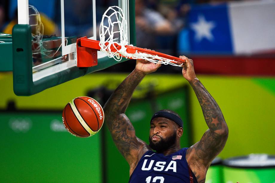 DeMarcus Cousins dá enterrada durante a vitória dos Estados Unidos contra a Sérvia, na final do torneio olímpico de basquete