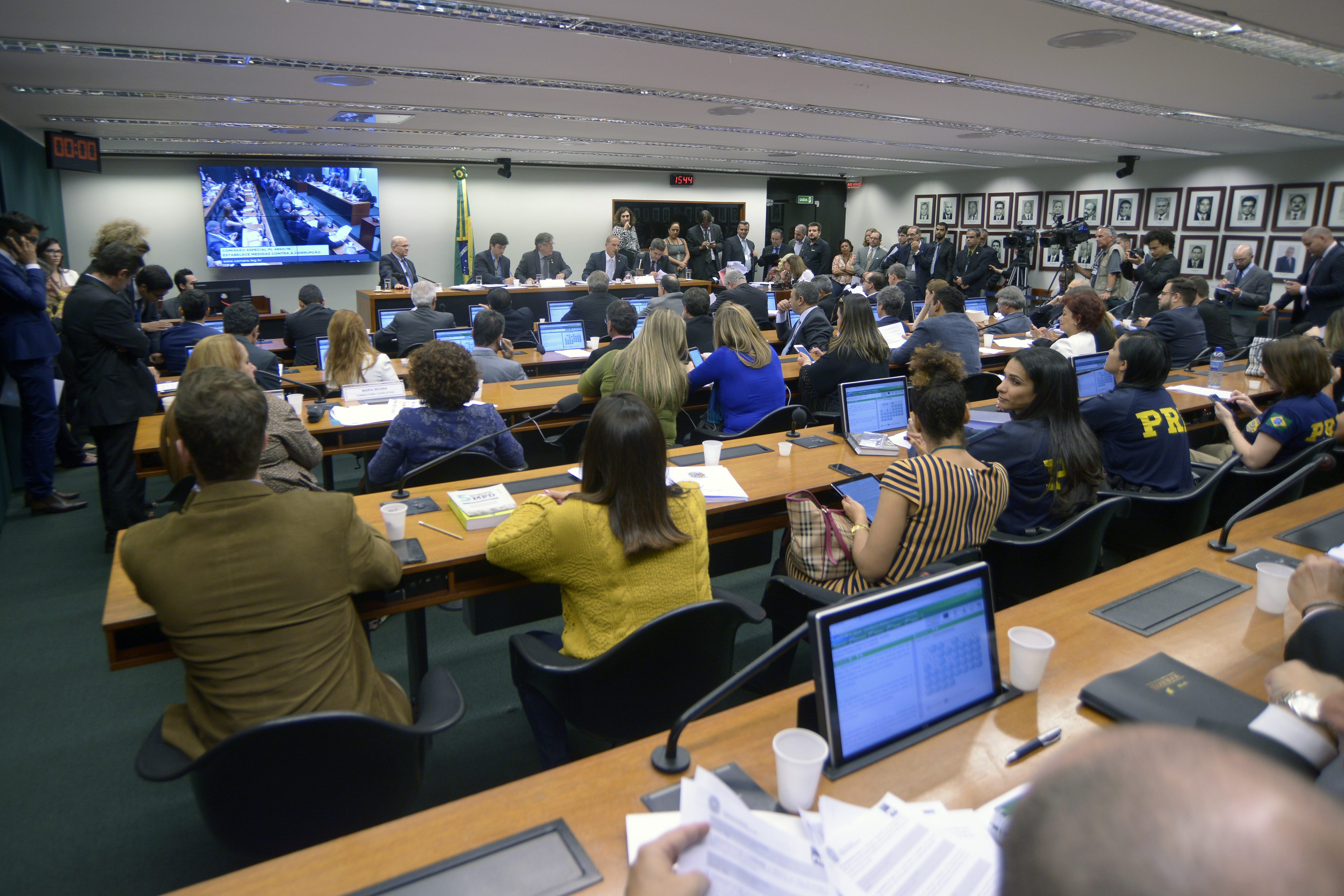 Por que as novas medidas contra a corrupção não avançam no Congresso?
