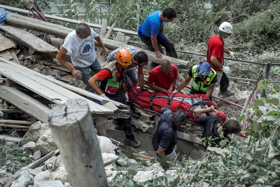 Mulher ferida é retirada de um prédio em escombros em Pescara del Tronto, na Itália - 24/08/2016