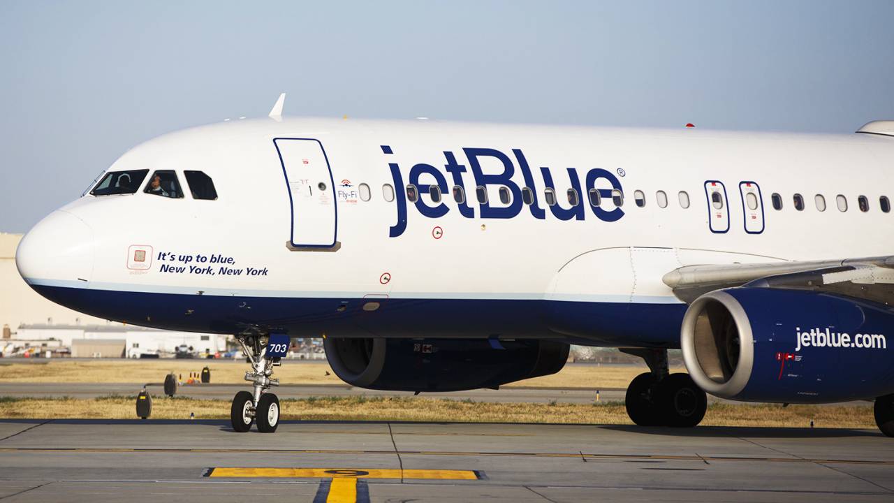 Aeronave da JetBlue no aeroporto de Long Beach, no estado americano da Califórnia - 25/04/2016