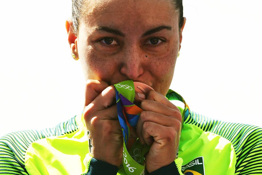 A brasileira Poliana Okimoto ganha medalha de bronze na maratona aquática - 15/08/2016