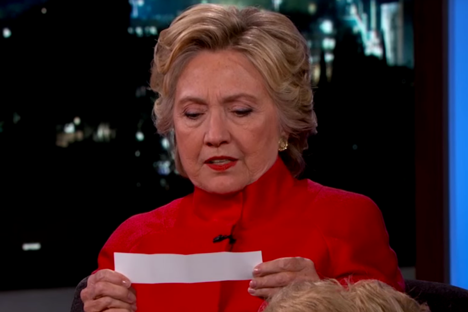 Hillary Clinton tenta ler frases ditas por Donald Trump no programa de talk show de Jimmy Kimmel