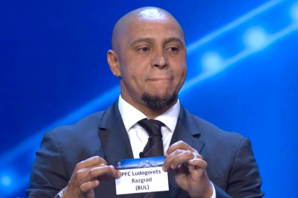 O ex-jogador Roberto Carlos durante sorteio dos grupos da Liga dos Campeões