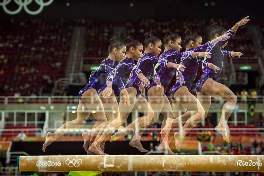 Ginastas se apresentam na trave de equilíbrio durante etapa classificatória da ginástica artística feminina, disputada na Arena Olímpica da Barra