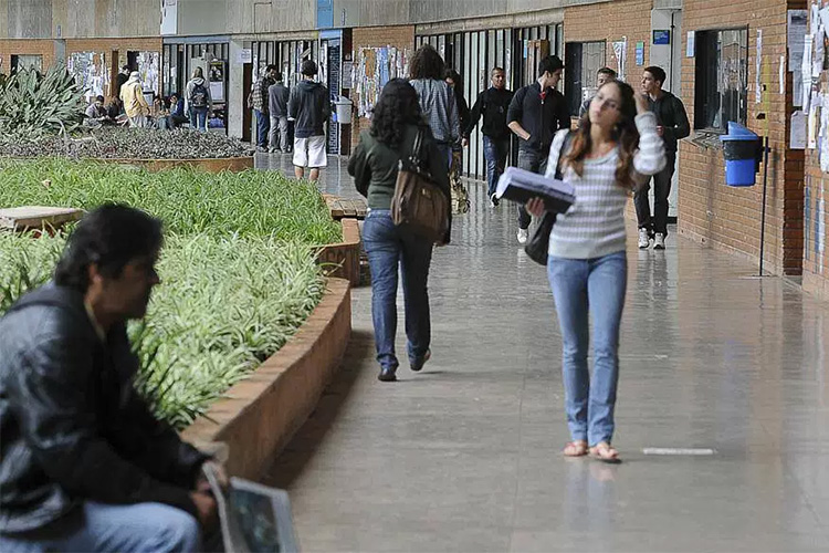 Deputados vão discutir cobrança de mensalidade em universidades públicas