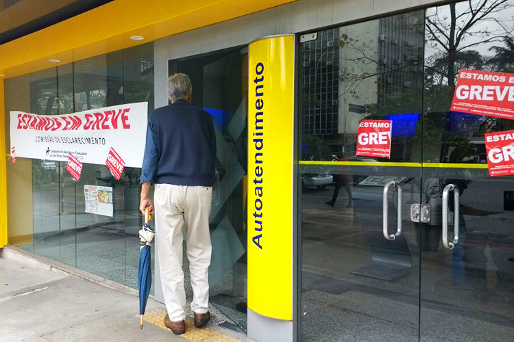 Bancários de todo o país entram em greve após rejeitar a proposta oferecida pela Federação Nacional dos Bancos (Fenaban). As reivindicações incluem reajuste salarial, reposição inflacionária de 5%, antecipação e reajuste na participação dos lucros, aumento do piso salarial, aumento do vale-alimentação, melhores condições de trabalho e plano de carreira - 06/09/2016